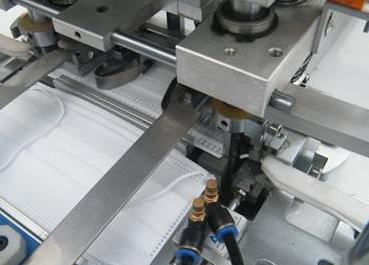 一次性全自動口罩機作業.jpg